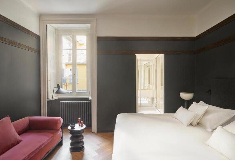 اتاق لوکس, Crossing Manzoni