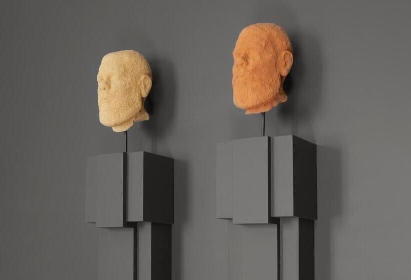 اتاق لوکس, Crossing Manzoni