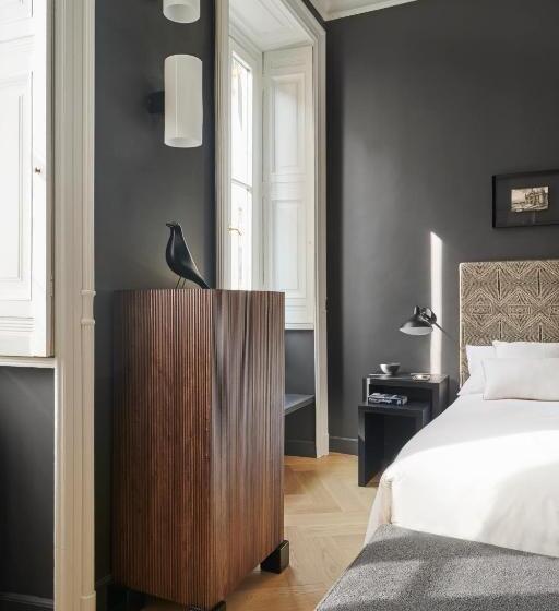 اتاق لوکس, Crossing Manzoni