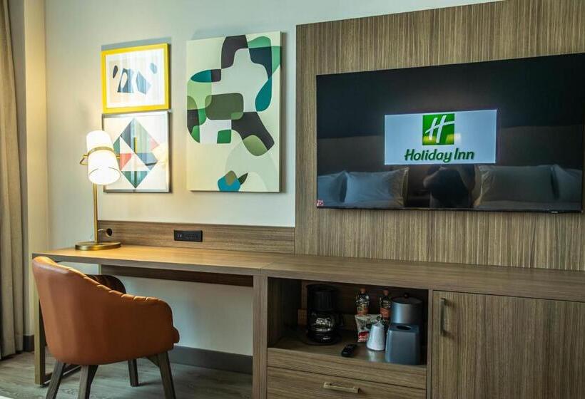 מיטת קינג בסוויטה, Holiday Inn Navojoa, An Ihg