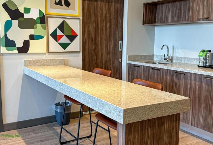 キングサイズベッドのスイートルーム, Holiday Inn Navojoa, An Ihg