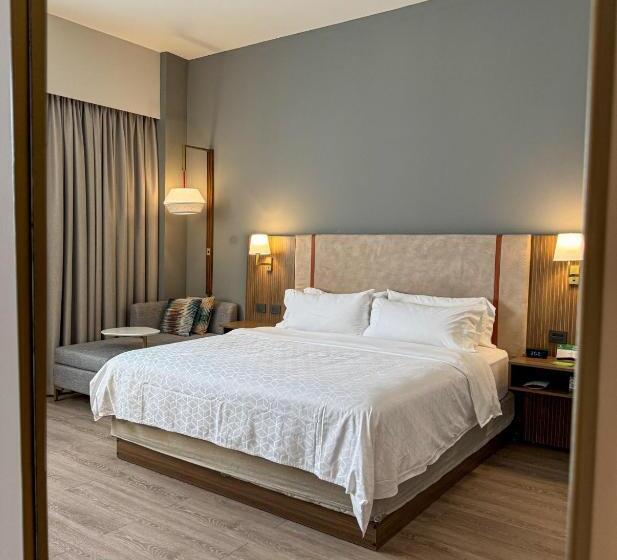 מיטת קינג בסוויטה, Holiday Inn Navojoa, An Ihg