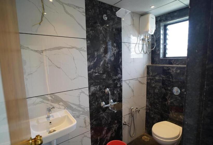 디럭스 룸, Madhavan International