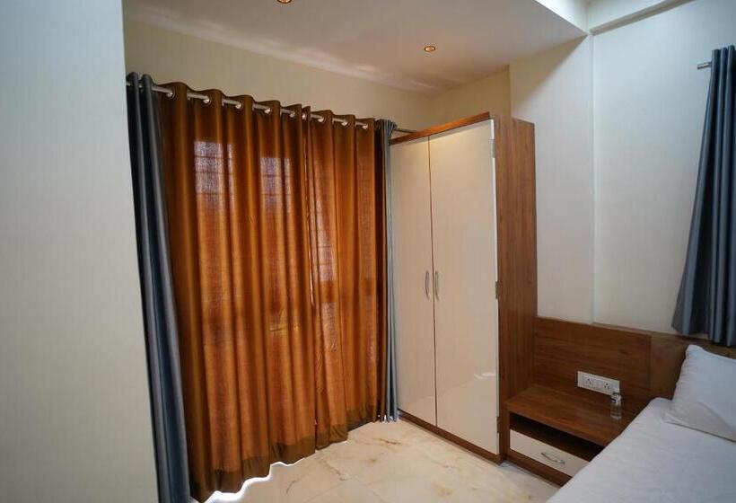 豪华房间, Madhavan International