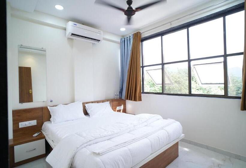 산 전망 스위트, Madhavan International