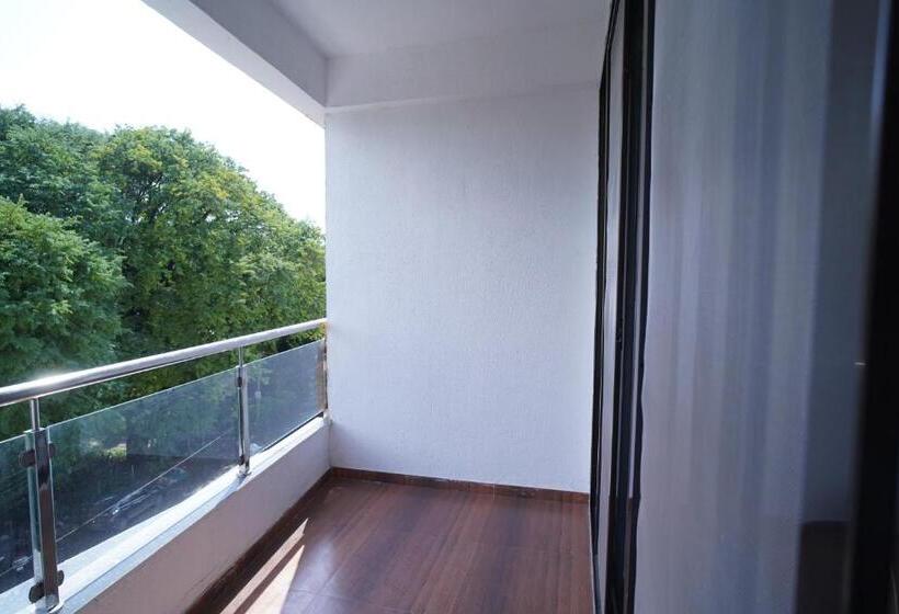 산 전망 스위트, Madhavan International