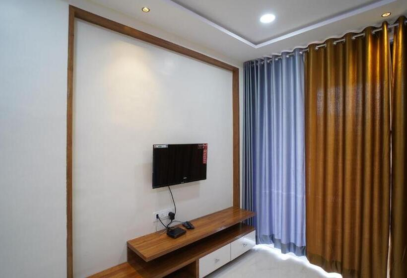 山景套房, Madhavan International