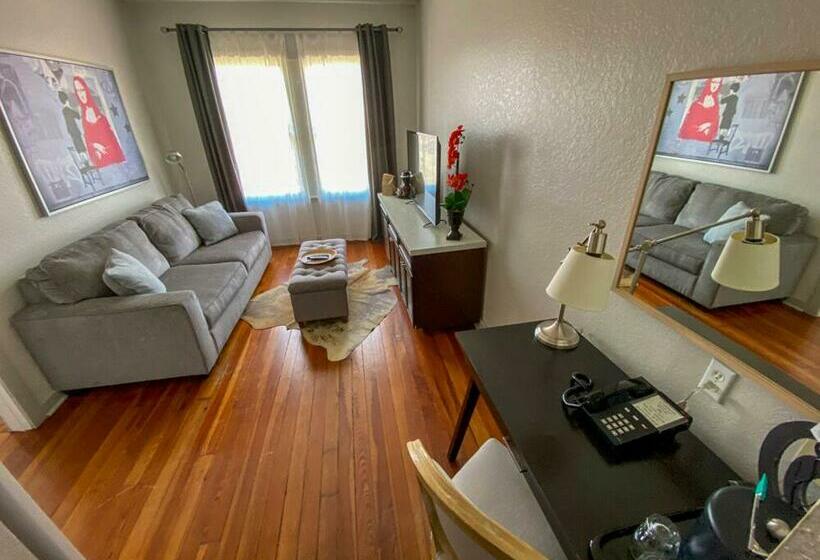 جناح جونيور, Artisan Downtown