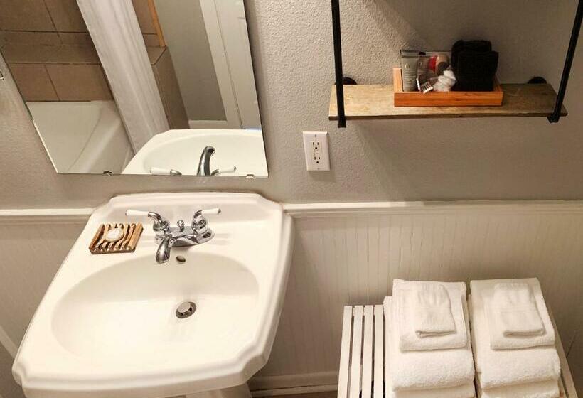 جناح جونيور, Artisan Downtown