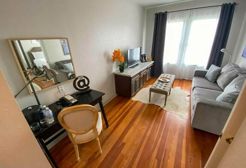 جناح جونيور, Artisan Downtown