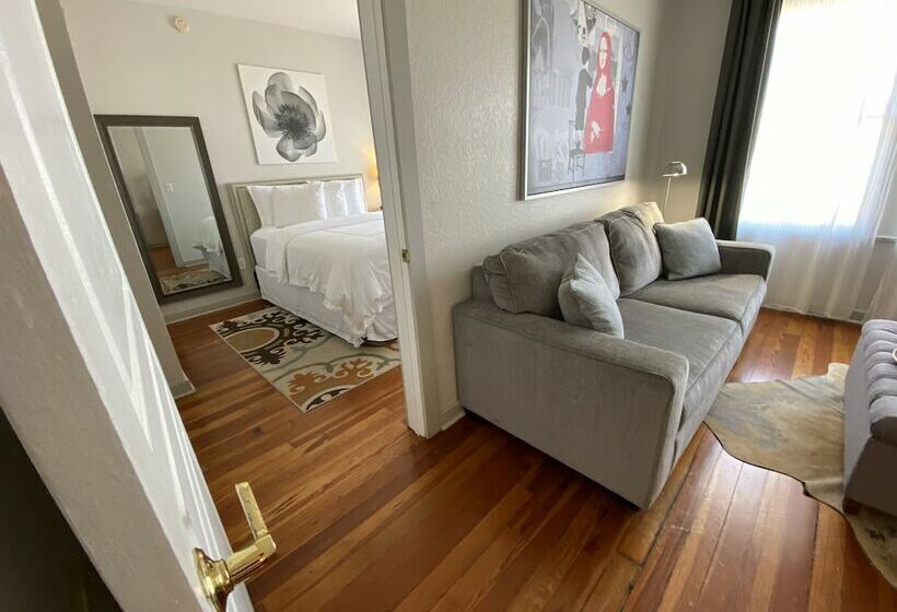 جناح جونيور, Artisan Downtown