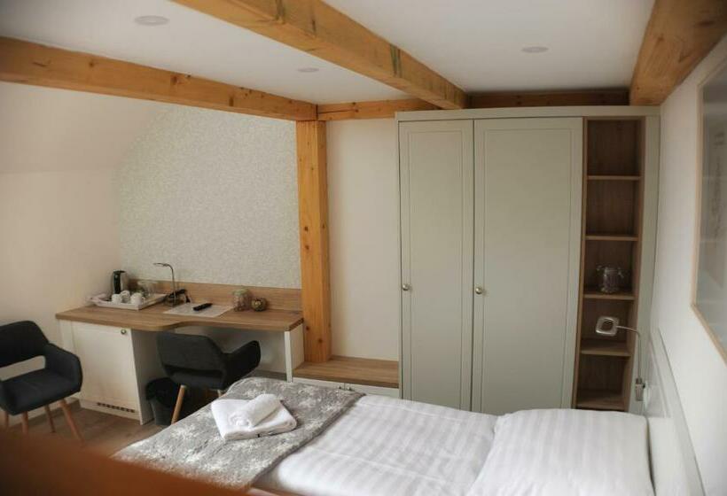 ファミリールーム, Erhardt Panzió