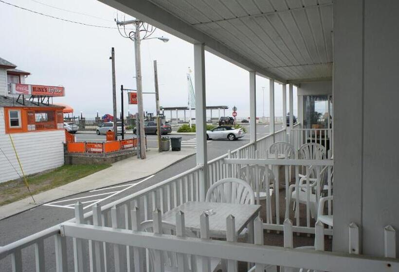 غرفة قياسية مزوَّدة بشُرفة إطلالة جانبية علي البحر, Hillcrest Inn