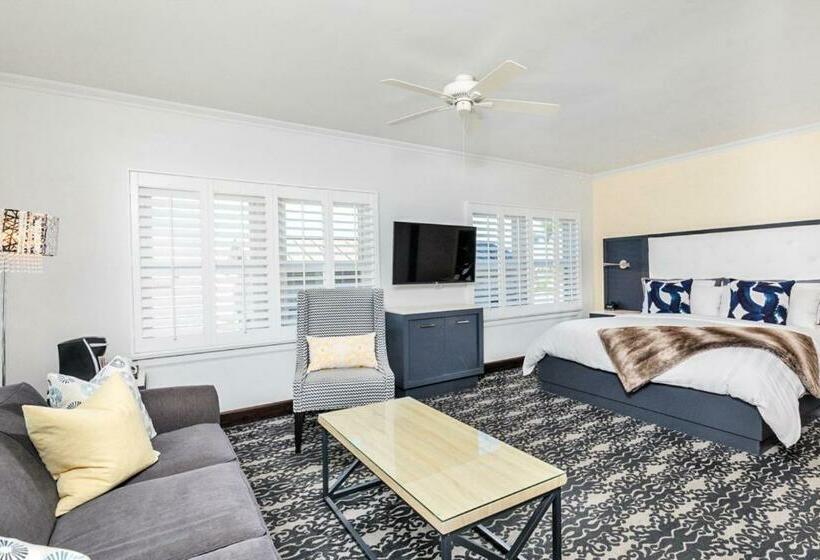 스위트 킹사이즈 침대, Marisol Coronado