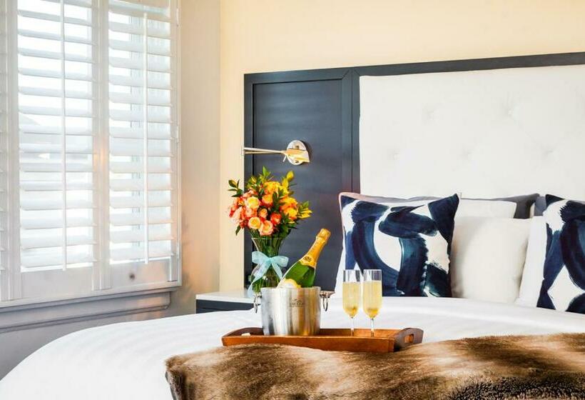 스위트 킹사이즈 침대, Marisol Coronado