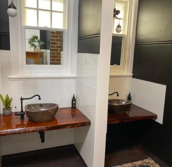 جناح ديلوكس, Commercial Hotel Kaniva