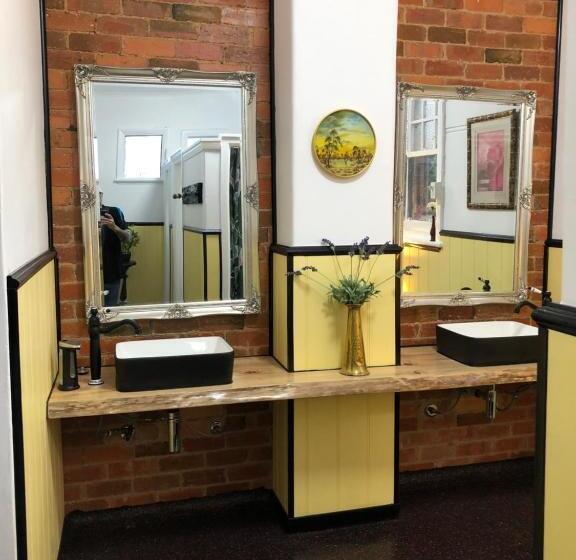 جناح ديلوكس, Commercial Hotel Kaniva