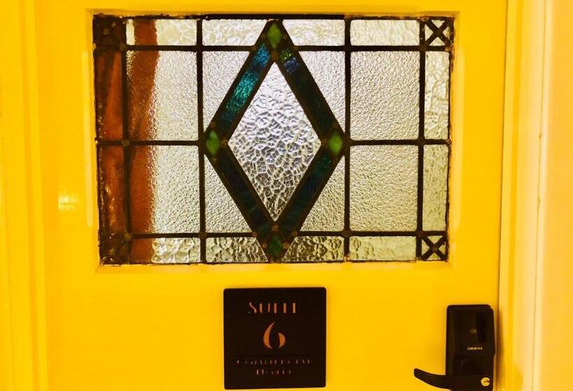 جناح ديلوكس, Commercial Hotel Kaniva