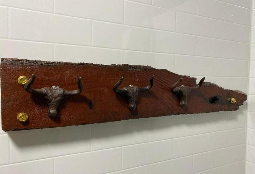 جناح إدارى, Commercial Hotel Kaniva