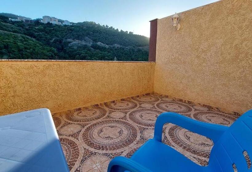 جناح مطلّ علي الجبل, Blador