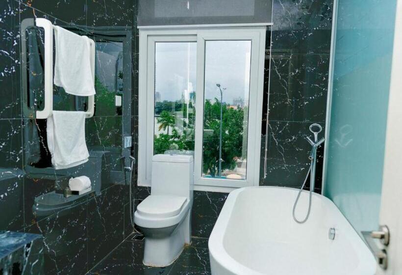 سوئیت با چشمانداز رودخانه, Cọ Xanh