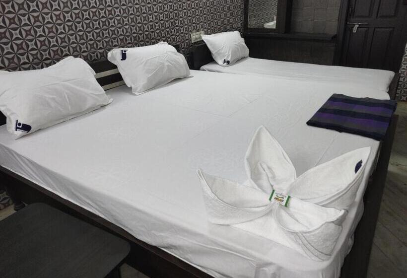 Трехместный Номер Superior, Karthikeya Residency