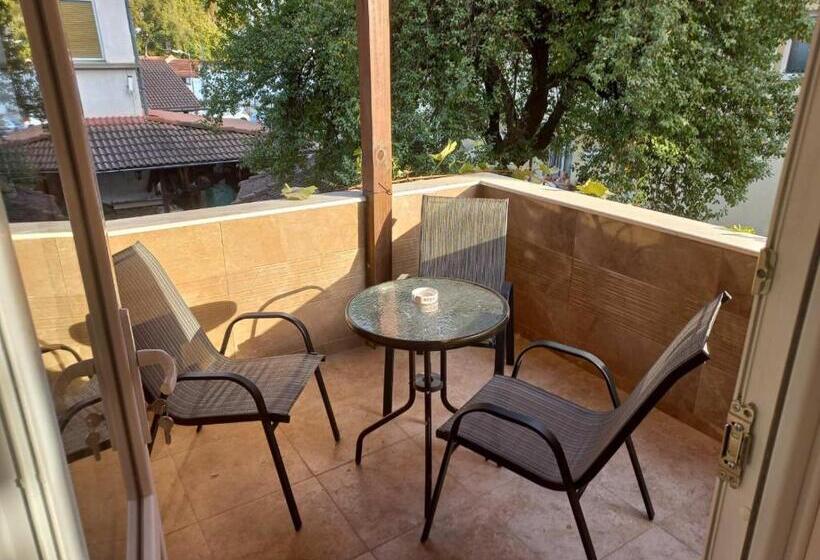 Standardrum med Terrass, стаи за гости Toda