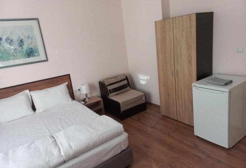 Standardrum med Terrass, стаи за гости Toda