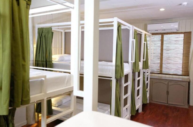 Кровать в Общей Комнате, Mad Monkey Siquijor