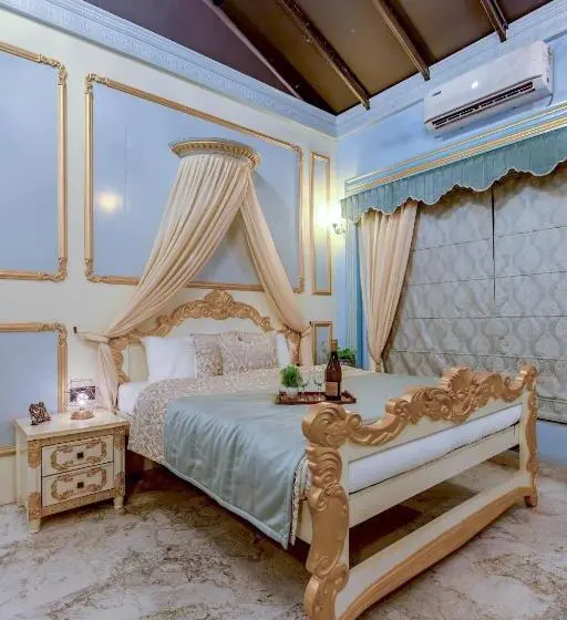 キングサイズベッドのデラックスルーム, Dio Regaalo Theme Resort, Ratnagiri