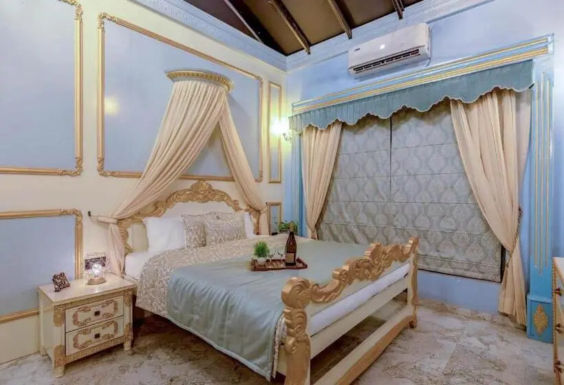 キングサイズベッドのデラックスルーム, Dio Regaalo Theme Resort, Ratnagiri