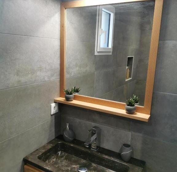 Четырехместный Номер Стандарт, Logement Cosy Avec Piscine Et Jacuzzi Privatifs 4 étoiles