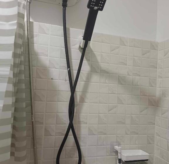 اتاق خانوادگی, Daily Travellers Inn & Suites