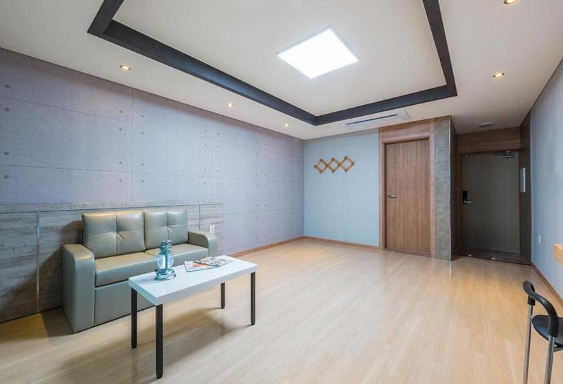 スタンダードスタジオ, Aria Pension & Resort