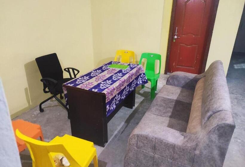 トリプルクラシックルーム, Collection O Living Tree Suites