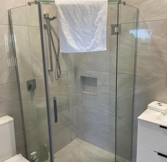 דירת חדר בקומת קרקע, Wander Inn