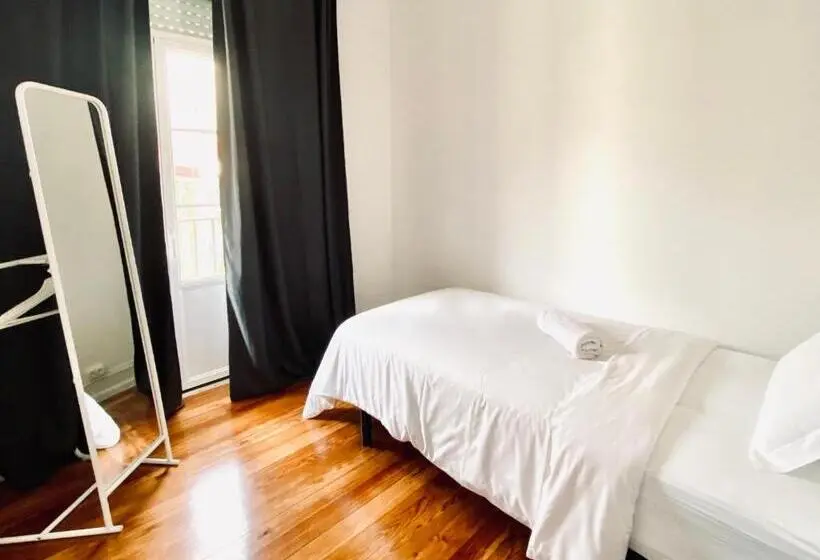Camera Standard Singola Bagno Condiviso, Saturdays