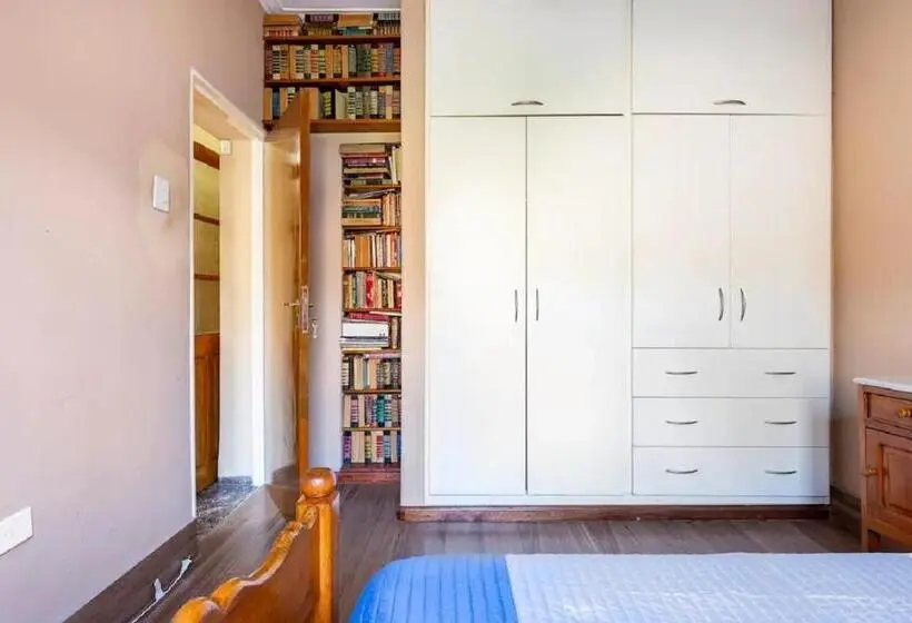 庭の見えるシングルルーム, Miriam`s Place