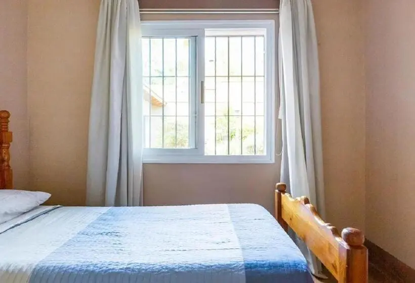 庭の見えるシングルルーム, Miriam`s Place