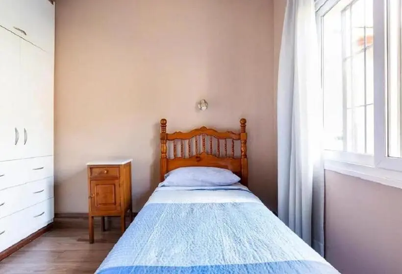 庭の見えるシングルルーム, Miriam`s Place