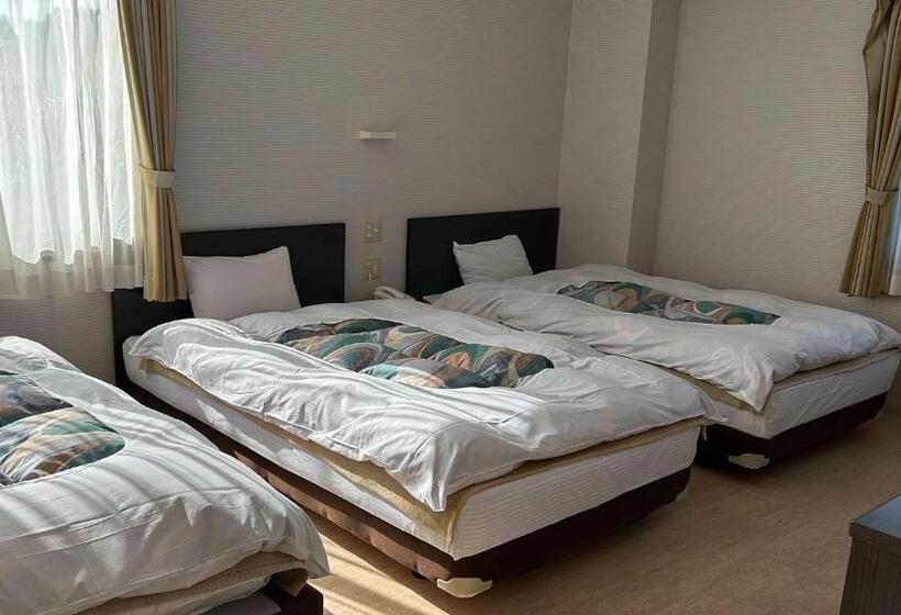 חדר סטנדרט לשלושה, Ayakawasou