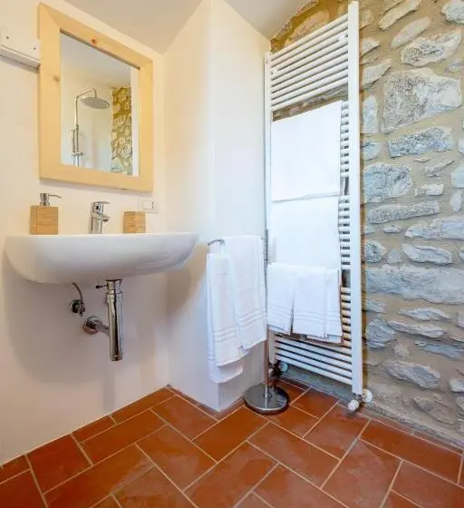 Standard Neljän Hengen Huone, Borgo Dei Sassi Di Roccamalatina   Room And Breakfast