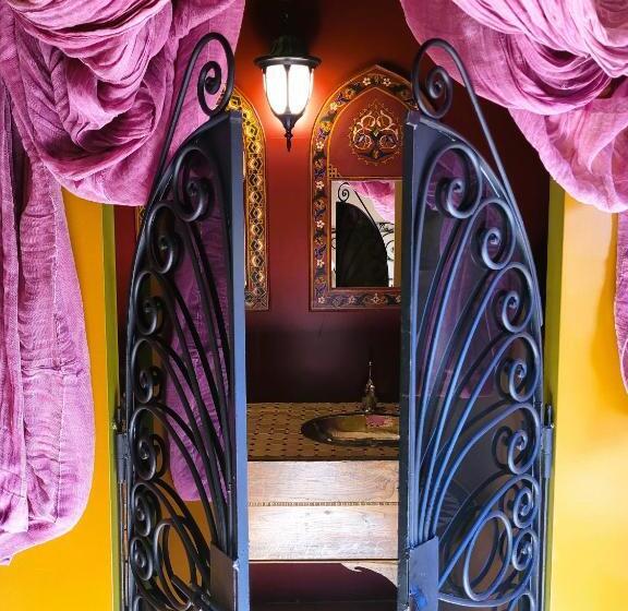 غرفة قياسية مطلّة علي الحديقة, Les Causeries Du Monde