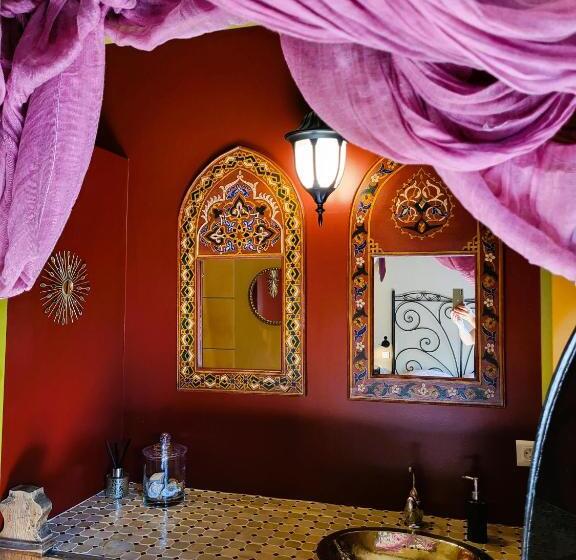 غرفة قياسية مطلّة علي الحديقة, Les Causeries Du Monde