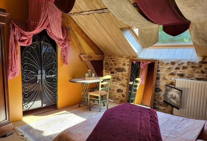 غرفة قياسية مطلّة علي الحديقة, Les Causeries Du Monde