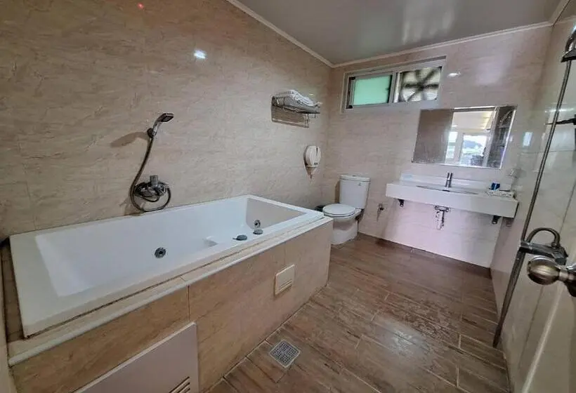 Economy Quadruple Room, Xinghe Motel   Chaozhou