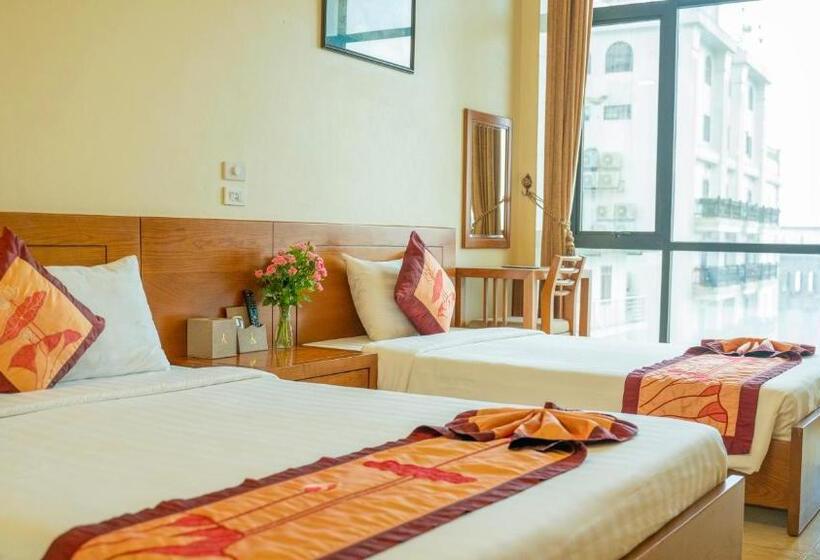 اتاق استاندارد سه نفره, Gia Le