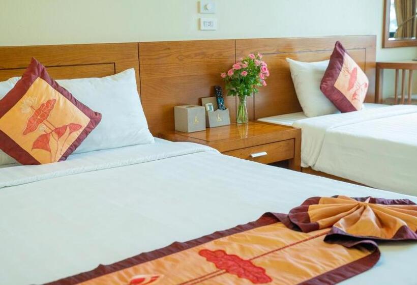 اتاق استاندارد سه نفره, Gia Le