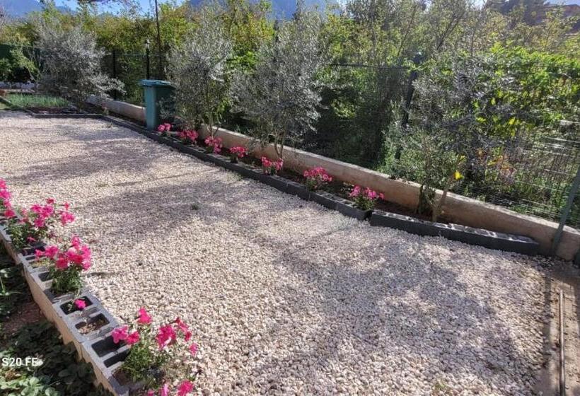 بنگله خانوادگی, ünlü Ev Adrasan