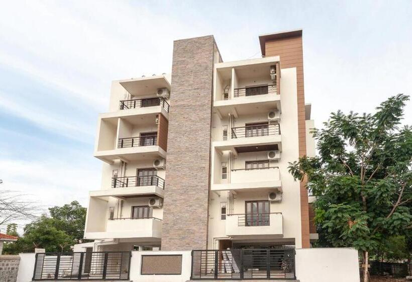 带阳台套房, Tulips Residency Airport